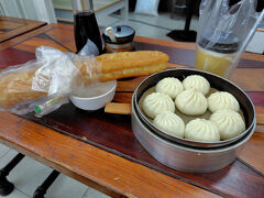 ５月５日（月）
朝８時ごろホテルをチェックアウト。
人民広場駅の地下街で朝食。
小籠包は冷凍食品を蒸したものだったので、ちょっと残念。
油条と豆漿も注文した。
この店はミキサーから豆漿を紙コップに注いでいた。上海の豆漿はドロドロで味が濃いのがスタンダードなんだろうか。

そして地下鉄で浦東国際空港へ。

これにて、上海の旅はおしまい。

２０１０年と２０２５年、いろいろ変わった。店員の愛想がよくなり、言葉遣いが丁寧になった。行列の順番を守るようになり、信号を守る人が増え、ポイ捨ても減った。人が文明的になったということかな。

ここまでお付き合いいただきありがとうございました！