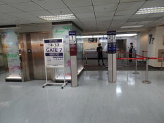 またまた帰りもお腹いっぱいで搭乗口へ向かいます。7番からの羽田行き。やっぱり海外でANAを見ると安心するというのもわかります。