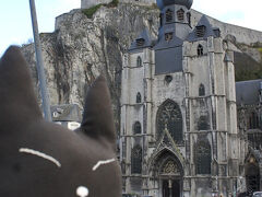 ルクセンブルクから1時間半ほどでベルギー東部の街、ディナンに到着。
「まんにゃかのドームが玉ねぎみたいにゃ」
崖下にある13世紀にできたノートルダム教会はロマネスク様式＋ゴシック様式らしい。ふむふむ
Pl. Reine Astrid 1