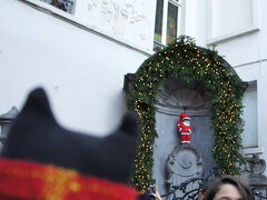 「小便小僧くんがサンタさんのかっこしてたよ」
衣装持ちの小便小僧くんの今日の服装はサンタクロース！
まだ明るいのに4時半前にはこのサンタクロース衣装は撤収されてしまいました！早めに見に来ないとなのか。間に合ってよかった♪

ツアーはいったんここで解散。夜ごはんはついていないので、いつもならスーパーででも何か買って済ませるんですけど、今日はクリスマスだし、お店の開店具合がわからないので、夕ごはんのオプションをお願いしました。
なので、その再集合まで1時間半ほどフリータイムです。