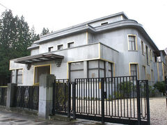 どうにかたどり着いたVilla Empain。ふう
ここを知ったのは、ブリュッセルの「なにか」を検索していて、偶然たどり着いた東京都庭園美術館のサイトで、庭園美術館と同じようにアールデコのお宅を美術館として公開していると紹介されていたことから。
名前が「アンパン男爵邸」とされていたのにはちょっと笑っちゃいましたけど。Google翻訳に言わせると「オンパン」にも聞こえるんだけどな～。