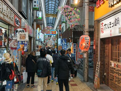 西成からJRの線路を挟んで北側のジャンジャン横丁へ行きます。同じ昭和レトロでも北側は全く雰囲気が違い、人が多くて賑わっています。安くて旨い寿司屋の前に長い行列ができています。