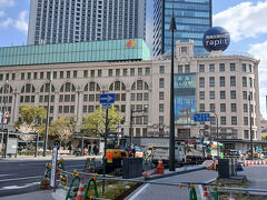 大阪を観光します。私は大阪は何回か訪れたことがあります。私ならではの独自の視点では、大阪はパリ・バンコク・アムステルダムに似ている。

まず最初に大阪はフランスのパリである理由です。私がまだ若いバンテアンな頃にパリに暫く滞在した後に、大阪を初めて訪れた時の昔の印象。南海難波駅はパリのリオン駅に似ていると思いました。これは2025年の南海難波駅。