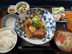 食事でも大阪B級グルメを巡ります。大正駅周辺にはリトル沖縄、ここで沖縄料理を食べます。私の国にはない貴重な沖縄レストラン。豚肉を多用して台湾料理に近いかなという印象。