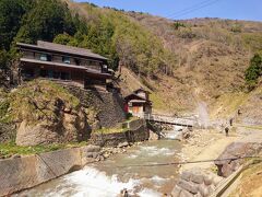 地獄谷温泉「後楽館」が見えてきました(^^)