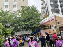 文京区コミュニティーバスBーぐる本郷・湯島ルートの湯島一丁目停留所で降りました。

和太鼓の音に引き寄せられ、神田明神の裏手にある宮本公園へ。宮本公園の特設ステージで、太鼓フェスティバルが開催されていました。