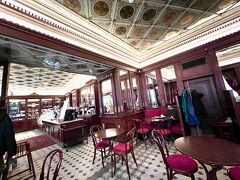 ちょっと早いけど、お昼にしよう。ちゃんと休憩しようかと友人が提案してくれたのでゆっくりすることに。ていうかめちゃくちゃ素敵なお店だね！って友人とオススメを共有してるGoogle mapsで見たら行きたいとことしてチェックしてあったので2人で笑う。