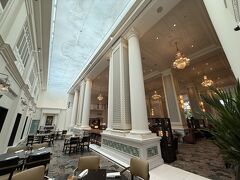 朝食を頂きにホテル内のレストランへ。

多分、朝食が２人分無料になったと記憶していますが・・・(^^;