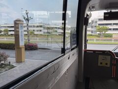 翌朝。
シャトルバスで移動。