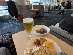 ラウンジはしご。
前回美味しかったお粥も手羽先も無く、ビーフンとカレーがあった。