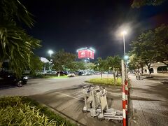 ダナン空港に着くとそのまま出口へ向かい、目印の右手の赤い四角い看板に向かって道を渡る。
夜だから呼び込み少ないけどやはり声かけられて断る。
grabテント手前で呼んでみると、なぜか顔認証を求められる。
なんとか呼び、国際線出口だとかウロウロして結局呼んだ場所へ戻ると来てた。
番号を確認して乗り込む。