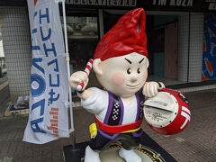 「エイサーのまち沖縄市」をPRする
エイ坊。
広島カープファンらしい、おまけに血液型：O型