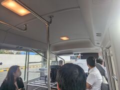 悪名高いマニラに定刻通り到着。
不安でいっぱいだった。
でも早朝だからか入国はすんなり。
待ち時間無しで第一関門突破。
続いてターミナル移動のシャトルバス10分ほどで来てくれた！
ターミナル1から3への移動は一番遠くて最悪60分かかるとかネットに書かれていてビビってた。
ターミナル移動はなんとマニラの町を走ってく。
これ日中だったら渋滞に巻き込まれるってことね。
私たちの不安とは陽気なドライバー大合唱。笑
