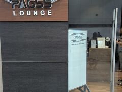 PAGSS LOUNGE
プライオリティパスのアプリで使えると書いてあるのにだめと言われた。ショック。LCCで何も無いのにー。幸い今はお腹空いてないけれど。
Googleマップのクチコミ見たらみんなプライオリティパス使えないと文句のオンパレードだった。アプリから消してほしいわね。