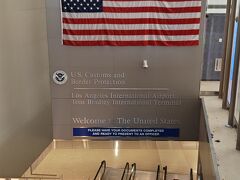 Welcome The United Statesに迎えられてロサンゼルスに到着

MPCを用意してきたのに、有人カウンターに案内されました。これじゃ登録の意味がないな～。空いているからかな。


4Travelで皆さんの旅行記を拝見していたので、咄嗟の判断ができましたが入国審査官とのやり取りに面くらいました。
40-50歳くらいの小柄な女性の審査官で、はじめは「果物、野菜持ってませんか～？東京ばななはお菓子だからOK！」と笑わせられましたが、その後は、
　アメリカには何日滞在しますか。
　帰りのチケットは持っていますか。→見せて。
　お友達か家族に会いに来たの？→違います→泊まるホテル教えて
　現金はいくら持ってる？
などなど。

ざっくりした旅行計画と宿泊予定ホテルなどをA4に纏めたものを提示してお話しましたが、笑顔で冗談挟みながら結構ツッコんだ入国審査でした。

1回別室送りになったことがありますが、一人じゃ怖いな～。