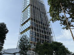 ラッフルズホテルを見付けにお散歩をスタートさせましたが、こんな目立つ建物を先に発見して、思わずパチリ。
JWマリオットホテルですね。