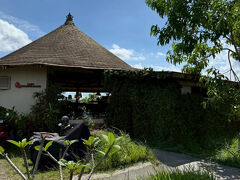 てくてく王宮方面に歩き、その後細い道を20分ほど歩き、ここでお茶休憩。
【Cafe Pomegranate】

ここまでの細い道、のどかな雰囲気で景色もいいのですが、車が通らない道なので、バイクが建設資材をピストン輸送をしていてちょっと危険もあるぞ。
セメント袋や鉄の長い支柱などを運んで、バイク2台はすれ違えないから歩行者も脇に避ける感じになります。
