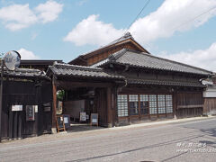 少し歩くと歴史を感じさせる木造の建物が現れました。
こちらは1781年創業の老舗味噌専門店「油伝味噌株式会社」で、店内では味噌を使った田楽が味わえるそうです。

