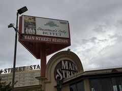 雲行きが怪しくなってきたので、車でホテルへ戻りランチにやって来たのは「メイン ストリート ステーション ホテル　カジノ アンド ブリュワリー」