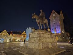 控えめにライトアップされている市庁舎広場。