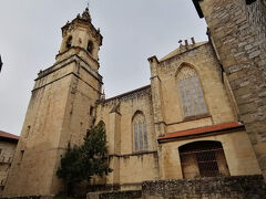 まずは「サンタ・マリア教会」へ。ここはパラドールのすぐ隣で、お庭からも見えていました。
