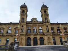 これは市庁舎。いつも思うけど、ヨーロッパの市庁舎の類はとても素敵なところが多いです。