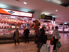 18:30オープンのバルGoiz Argiに行ったものの閉まっていました。（この時期は休業していたみたい）
その次に行こうとしているバルは19時オープンなので時間があります。

先ほどとは別の旧市街にあるブレチャ市場La Bretxa mercado localに行ってみました。雰囲気としてはあか抜けない感じだけど、サンマルティン市場よりいろいろ安い。