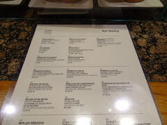 お目当てのバルGaubara。開店前に着いたけど、すでに行列が！　即、列に加わりました。
幸いカウンター席が1つだけ空いていて座ることだできました。