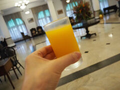 ＜クイーンズ ホテル＞
渋滞で遅くなったけど無事到着。
ウエルカムドリンクはオレンジジュース
