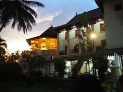 夕焼け色の仏歯寺もいい感じ