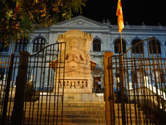 ＜キャンディ王宮＞
こちらもギリギリ入場できました。
写真撮影は禁止でしたが、各国の神様がいてとても興味深かった。
ガイドもしていただけました。
そのあと外で、犬がすごく吠えて・・・・怖かった。
そして土産物店で売っていたエコバックを買えばよかった・・・