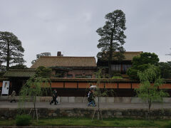 4月18日～5月11日まで、有隣荘が春の特別公開を行っています。せっかくなので入ってみました。大原美術館の創設者である大原孫三郎の私邸、そして倉敷の迎賓館として、1928年に誕生した豪邸です。中は撮影禁止でしたが、すっきりした美しいつくりで、洗練された美みたいな建物でした。