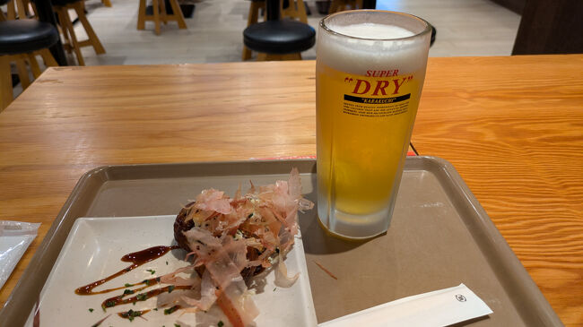 ドリンクとタコ焼き三つで６６０円(^-^)<br />でも、タコ焼きが…( 一一)関西人舐めんなよ！<br /><br />『三っちゃん』については、ブログに詳しく載せてます。<br />https://happysenior.asia/2025/05/09/micchan/<br />