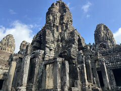 4つのお顔がアンコールワット遺跡群っぽさがあります。