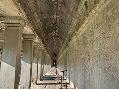 トゥクトゥクの運転手さんに連絡して、待っている間に客引きの運転手さんに声をかけられました。
昨日もこの後も他の遺跡で営業はなかったので、アンコールワットだけ来た人に帰りに乗ってかないみたいなかんじなのかなと思いました。
他の遺跡はそこ単体で行く人はあまりいないと思うのと、あとは長くても滞在時間1時間ぐらいなので待っててくれるのかなとか。

ちなみに市内ではトゥクトゥクの声がけはたくさんあります。
ホテルまでとか、明日アンコールワットの日の出行かない？とか。
強引な声がけや付き纏いは全くなくて、大丈夫とか、もう予約してるとか言えば大丈夫です。
運転手さんはたくさんいるので、次シェムリアップに行く時は現地でお願いするのもありだなと思いました。