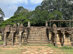 9:10到着　象のテラス

象さんがたくさんいて、すぐに見つけられました。
上に保存状態のいいレリーフのある建物があるそうなのですが、疲れていてわずかな階段も登れませんでした。


駐車場に着きました。

水はツアーに含まれているのでいくらでももらえるのですが、糖分が欲しくてスプラウトを買いました。

渡してもらう時によくプルタブの上のところをティッシュで拭いて、ストローをつけてくれました。
他のところでも缶を買った時に同様のことをしてくれて、綺麗にしてくれてありがたいと思いました。(拭く前には特に目に見えて汚れがついてるとかはないです)

象のテラス近くの駐車場の売店？屋台？

1ドル
150円
現金
