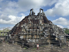 上の各方向を向いている、鳥居のようなものが気になりました。

遺跡を降りた後、王宮跡が横にあったのですが疲れていて寄りませんでした。
今となっては少し後悔。
次は必ず行く！