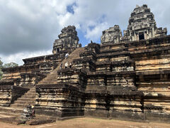 神殿感が強いです。

雨が降っていたら登るのは無理でした。