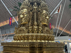 16:00に運転手さんと約束をしていたのですが、15:15ぐらいにホテルに戻ってきてしまいました。

ロビーでぼーっとしてるとポーターさんが日本語で話しかけてくれて、時間があるならシャワー入ったら？とスパまで案内してくださりました。
鍵付きのロッカーに荷物を入れさせてくれて、バスタオルも2枚貸してくれました。
たくさん汗かいたのですごくありがたかったです。

15:45運転手さんが来ました。
てっきり行きと同じ人かと思ったら違う人でした。
カンボジア人の方ですが、3年前まで日本で働いていた方で日本語が喋れました。

道路はすいすいで45分ぐらいで到着。

25ドル
3,750円
現金


出国手続きも比較的空いていました。