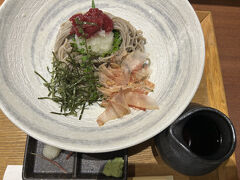 空港でご飯を食べて帰ります。

お蕎麦屋さんへ
席に着くと、当たり前におしぼりとお茶が出てきました。
両方とも今回の滞在先では提供されなかったのを思い出して、泣きそうになりました。
日本が大好きです。

梅おろしそば
980円

疲れた体に酸味が染みました。
美味しかったです。


まとめ

ゴールデンウィークだったのもあり、日本人観光客は多かったです。
遺跡巡りは楽しいし、ご飯は美味しいし、物価は安いし、治安もいい。
日本人が過ごしやすい要素満載でした。

5月は雨季の始まりで、天気予報では2日間とも晴れ時々曇りだったのですが、全く降りませんでした。
日中はかなり暑いです。遺跡の近くにトイレがないところが多く水分補給に気を使うかと思ったのですが、汗をたくさんかいたので意外と大丈夫でした。ボットン便所は見ませんでした。
市内でもクーラーがついているお店が意外と少ないなと思いました。


カンボジアはまた行くだろうなと思います。
次はもう一度行きたい遺跡、少し遠くの遺跡、博物館、トレサップ湖に行く
リバーサイドでお土産購入
アプサラダンスを鑑賞
この辺を楽しみたいです。

7,000歩