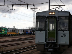 仙台で一泊して、まずは東北本線を北上し、小牛田駅へ。
小牛田駅からは気仙沼線柳津駅行に乗り換えます。

気仙沼線のうち、柳津駅までは被害が少なかったので、現在も鉄道で運行されています。
1両単行のデイーゼルカーです。