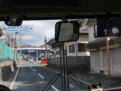 柳津駅からは元線路を舗装したバス専用線を走るところですが、なんでも、道路整備中とのことで、途中の志津川駅までは一般道を走ります。

途中、横山という集落にある「陸前横山駅」の道路標識。
鉄道が廃止され、バスになっても、現在もBRTのバス停は「駅」と呼ばれています。