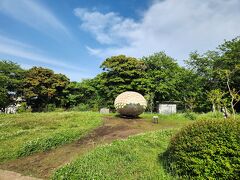 またまたエスカレーターで上がってきました。
亀ヶ岡広場