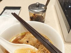 子供が部屋でサモサ食べている間にワンタン麺！前回持ち帰りにしたら不評だったので私だけ店内で。美味しいいいい！お店のXO醤も購入した。