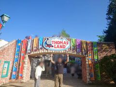 16:25［トーマスランド］へ

［テンテコマイ］に乗ってみたかったのですが
移動しようとしたら、待ち時間が伸びていて…
子供達からの要望で［トーマスランド］へ！

以前来て楽しかったのを覚えていたそうです。
もう何年も前なのに。
覚えているものなのですね…
楽しい記憶が残っていてくれて嬉しいです。
