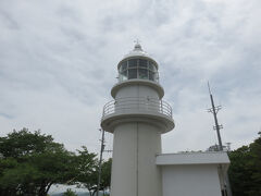 余部埼灯台・・・日本一高い場所にある灯台

香住区の西の端　平家伝説の里として知られている御崎地区にある灯台

灯台だけの高さは14mですが　海面から光源までの高さが284m

日本一高い場所にあります

かなり細い道にて　急カーブに気をつけながら　登り切れば到着

そのため眺めが非常に良く　展望台のような雰囲気

日本海を一望　ゆったり気分でのんびり時間　過ごせます








