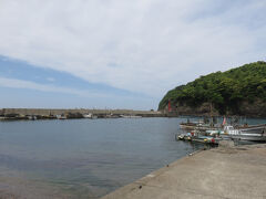 鎧港・・・JR鎧駅のちょうど真下にある鎧港

山に包み込まれるような　静かな入江の港

東側の小山の一角には　鎧の袖と呼ばれる国指定の天然記念物

柱状節理や板状節理の崖が　武士の鎧のように見えることからネーミング

とても静かに　ただ鳥が上空を飛んでいる

時間が止まったかのような静けさが　逆に癒しとなる

その日は　穏やかな波と青い空　トーキー映画のようなシチュエーション

自分らしく　自分に戻れる　そんな気持ちになれる場所でした

