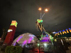 歩いていると何やら大きなカマキリが見えてきました。