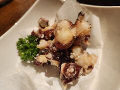 実は私だけ後から現地合流。取り敢えずホテルチェックイン。お腹が減ったので3人で夕食へ。どの店も混んでいたけどすぐに入れそうだったこちらの店へ。これはタコザンギだったかな？