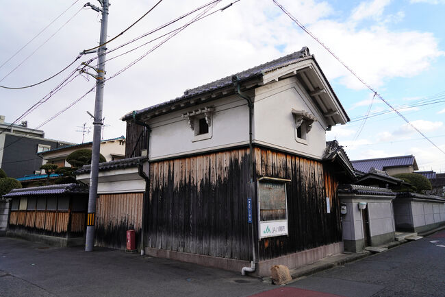 その町家の土蔵には、白漆喰塗籠めの重厚な庇が付けられています。